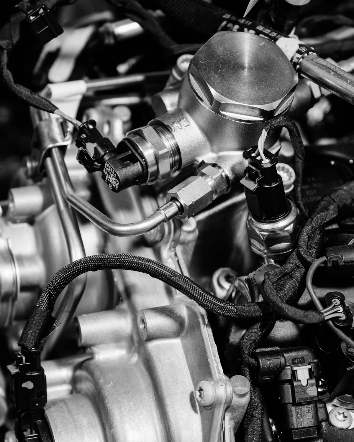 Factory-new engine assembly with fuel rail, injector and wiring harness in close-up